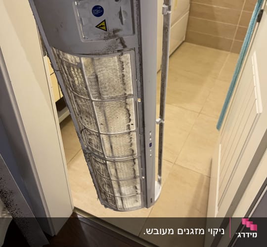 מסנן מזגן מלוכלך עם אבק ולכלוך